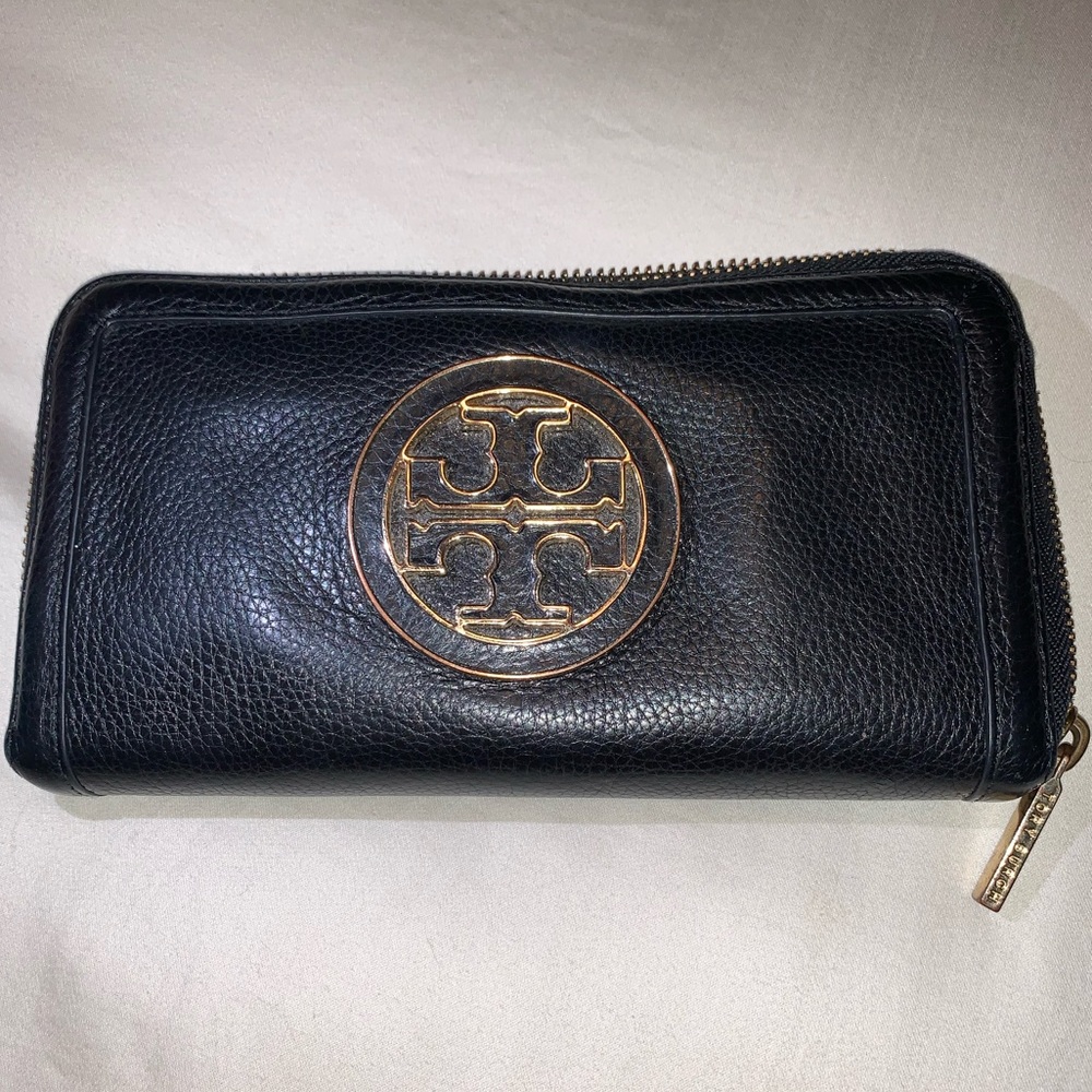 TORY BURCH BLACK AMANDA “ZIPPY” WALLET
